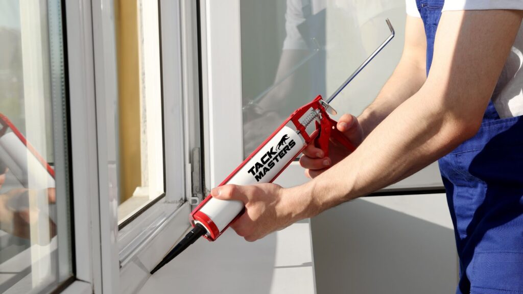 Houten kozijnen kitten binnen