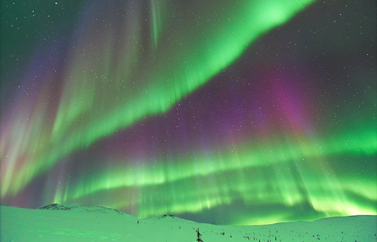 Noorderlicht op heuvel small