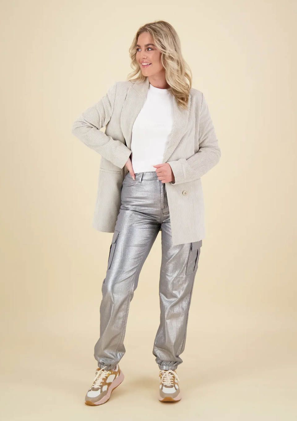 De beste kleurencombinaties voor zilveren kleding 7 Shop de look zilveren cargobroek